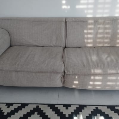 ספה אפורה עם כריות ישיבה ומשענות ידיים