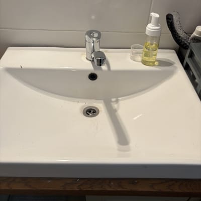 כיור עם ברז כרום וסבון נוזלי