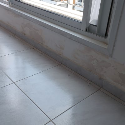 קיר עם קילופי צבע ליד חלון