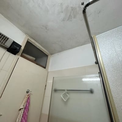 תקרה עם סימני רטיבות ליד צינור מתכת