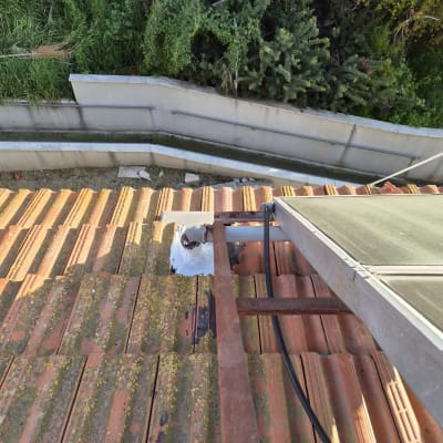 גג רעפים עם עבודת איטום סביב צינור