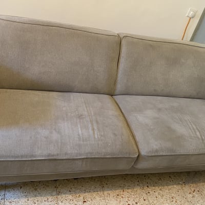 ספה אפורה עם כתמים על הריפוד