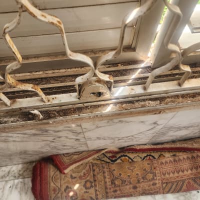 מנעול חלוד על שער מתכת ישן