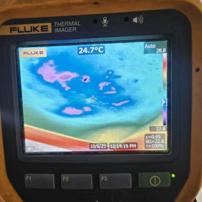 מצלמה תרמית מציגה תמונה עם טמפרטורה