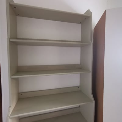 מדפים ריקים לארגון בבית