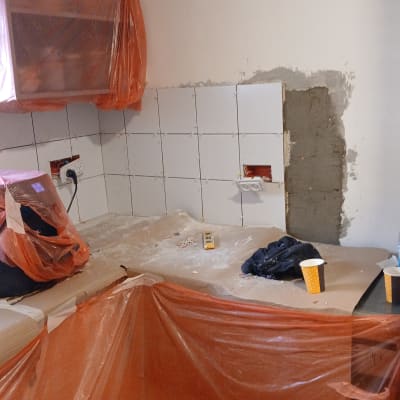 שיפוץ מטבח עם אריחים חדשים וכיסוי מגן