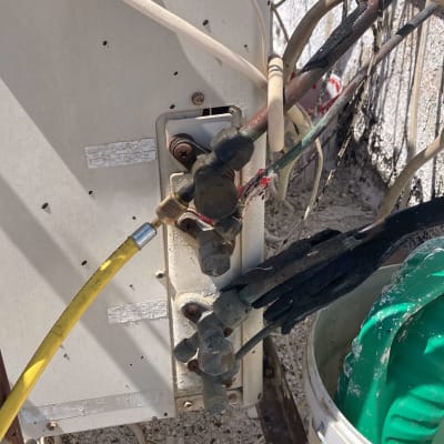 צינורות ומחברים של מזגן חיצוני על קיר