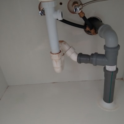 צינורות פלסטיק מתחת לכיור עם חיבורים