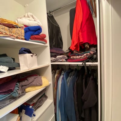 ארון בגדים עם מדפים, בגדים מקופלים ותלויים