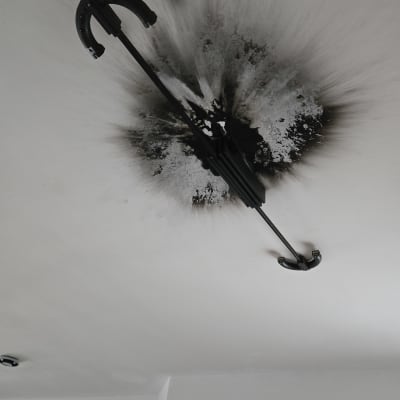 נזק חשמלי בתקרה עם סימני פיח