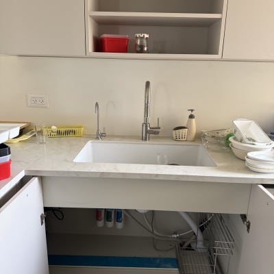 מטבח עם כיור פתוח וארון תחתון פתוח