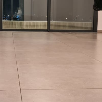 רצפה נקייה עם חלון זכוכית גדול ברקע