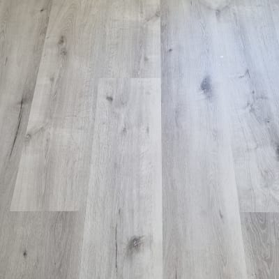 רצפת פרקט עץ בהירה בחדר ריק