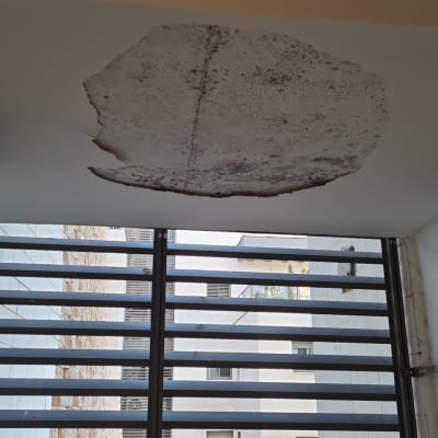 תקרה עם כתם רטיבות ליד דוד שמש