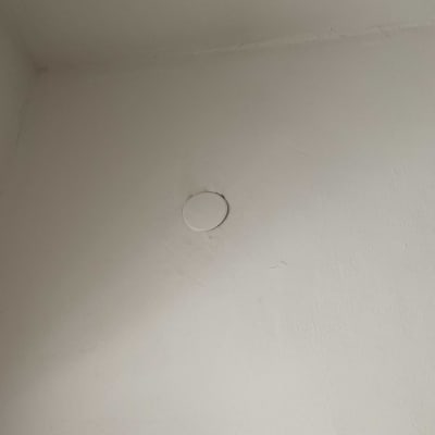 תקרה עם כיסוי עגול לפתיחת חשמל