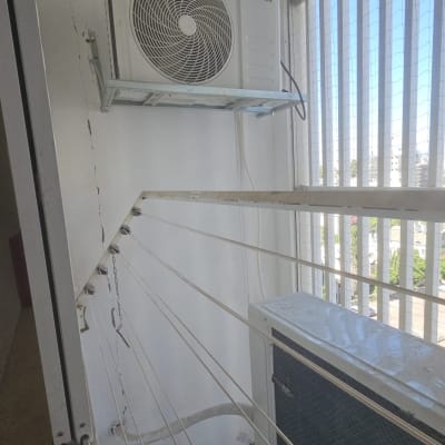 יחידת מיזוג אוויר מותקנת על קיר מרפסת