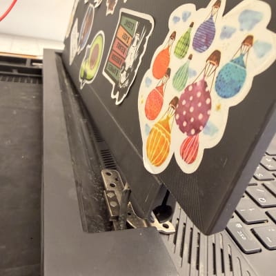 מחשב נייד עם מדבקות צבעוניות על המסך