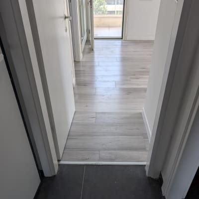 רצפת פרקט עץ בהירה במסדרון