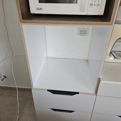 צינור מים מחובר לברז בקיר מטבח