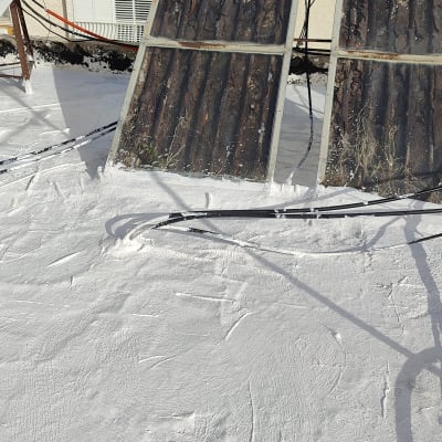 גג אטום בלבן עם צינורות ושני קולטי שמש