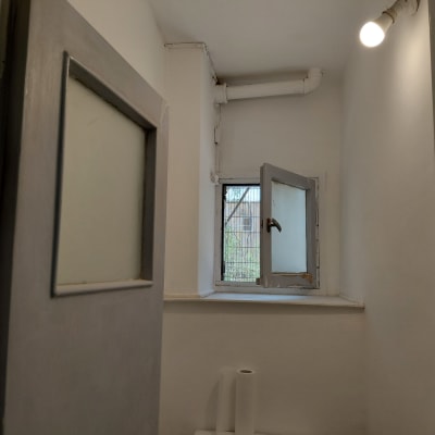 חדר עם קירות צבועים, חלון פתוח ונייר מגבת