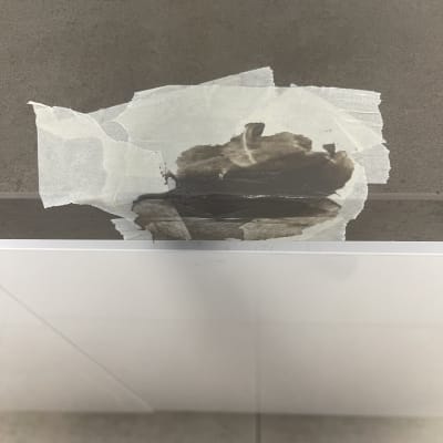 תהליך תיקון ומילוי פגם בשיש באמצעות דבק שיש וסרט נייר דביק
