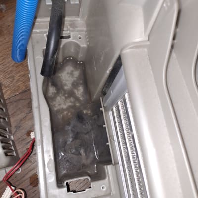 חוטים וכבלים בתוך מכשיר חשמלי עם מים