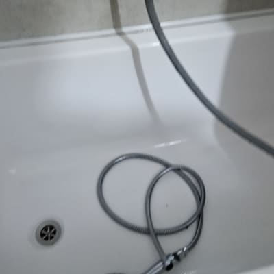 ברז ומקלחת באמבטיה עם צינור מים