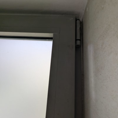 חלק עליון של חלון עם ציר מתכת