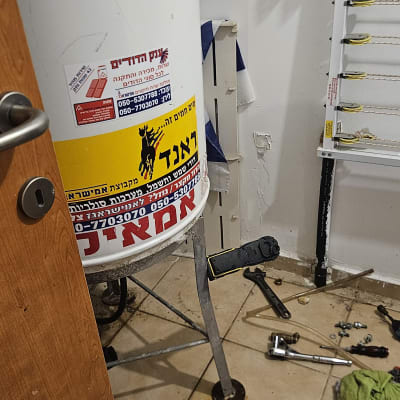 דוד שמש עם מדבקות וכלי עבודה על הרצפה