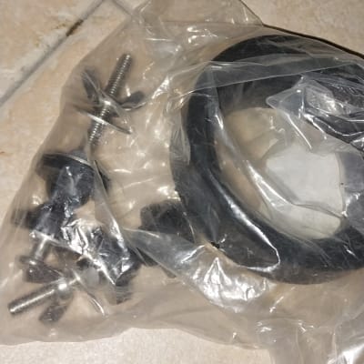 ברגים ואטם גומי בשקית פלסטיק