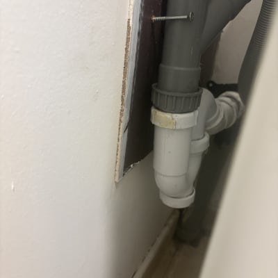 צינור פלסטיק מותקן בקיר עם ברגים