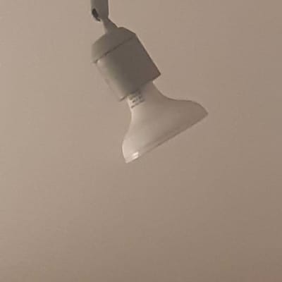 מנורת מסילה מותקנת על תקרה