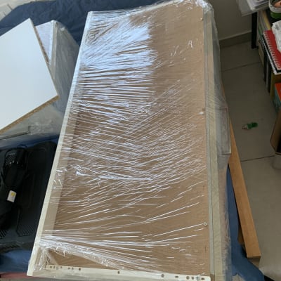 לוחות עץ עטופים בניילון נצמד על מיטה