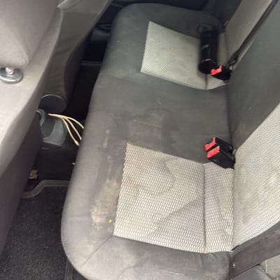 מושב רכב מלוכלך לפני ניקוי