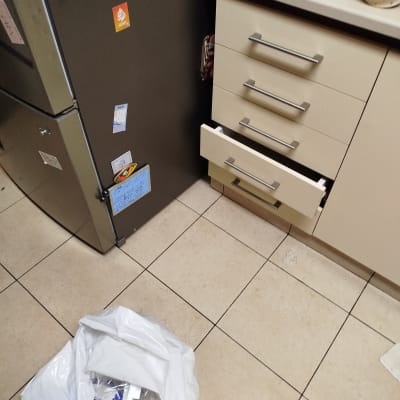 שקית עם כפפות סגולות על רצפת מטבח