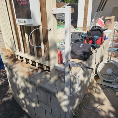 מערכת אינטרקום מותקנת על גדר עם כלים וחוטים