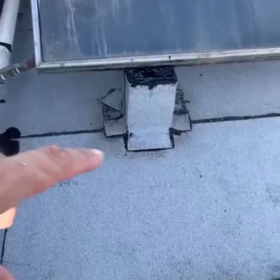 איטום סביב צינור על גג שטוח עם חומר שחור