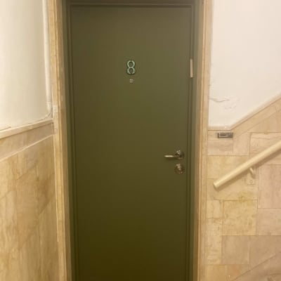 דלת ירוקה במסדרון עם מספר 8