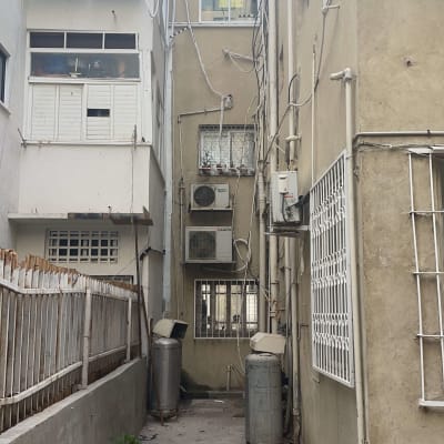 יחידות מיזוג אוויר מותקנות על קירות בניין