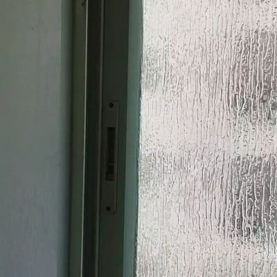 חלון עם זכוכית מחוספסת ומסגרת מתכת