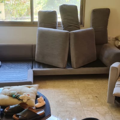 כריות ספה מונחות על ספה לניקוי