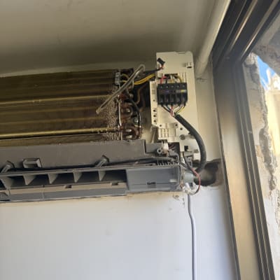 יחידת מיזוג אוויר עם חיווט חשמלי גלוי