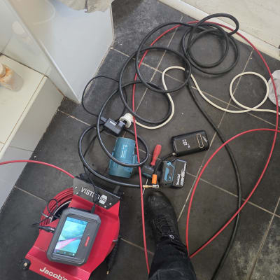 כלים וציוד לאיתור נזילות על רצפת חדר אמבטיה