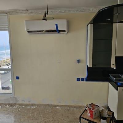 שיפוץ דירה עם מזגן וקיר צבוע