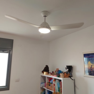 מאוורר תקרה עם תאורה דולקת בחדר