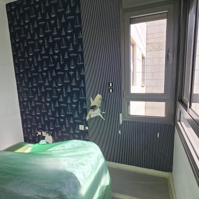 חדר עם קירות צבועים ודוגמאות של סירות מפרש