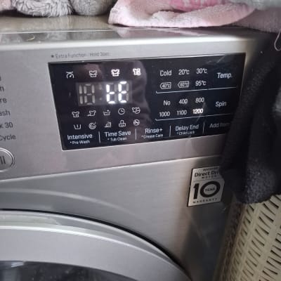 לוח בקרה של מכונת כביסה עם תצוגה דיגיטלית