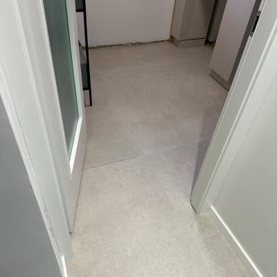 רצפה נקייה בחדר עם דלת פתוחה ורהיטים