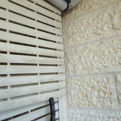 תריס גלילה מותקן על קיר אבן